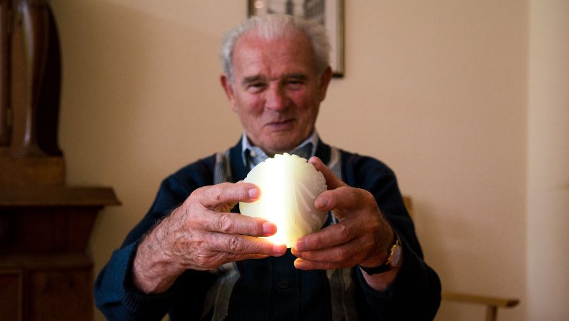 Mann der Ball in der Hand hält, welcher für Demenzerkrankte entwickelt wurde