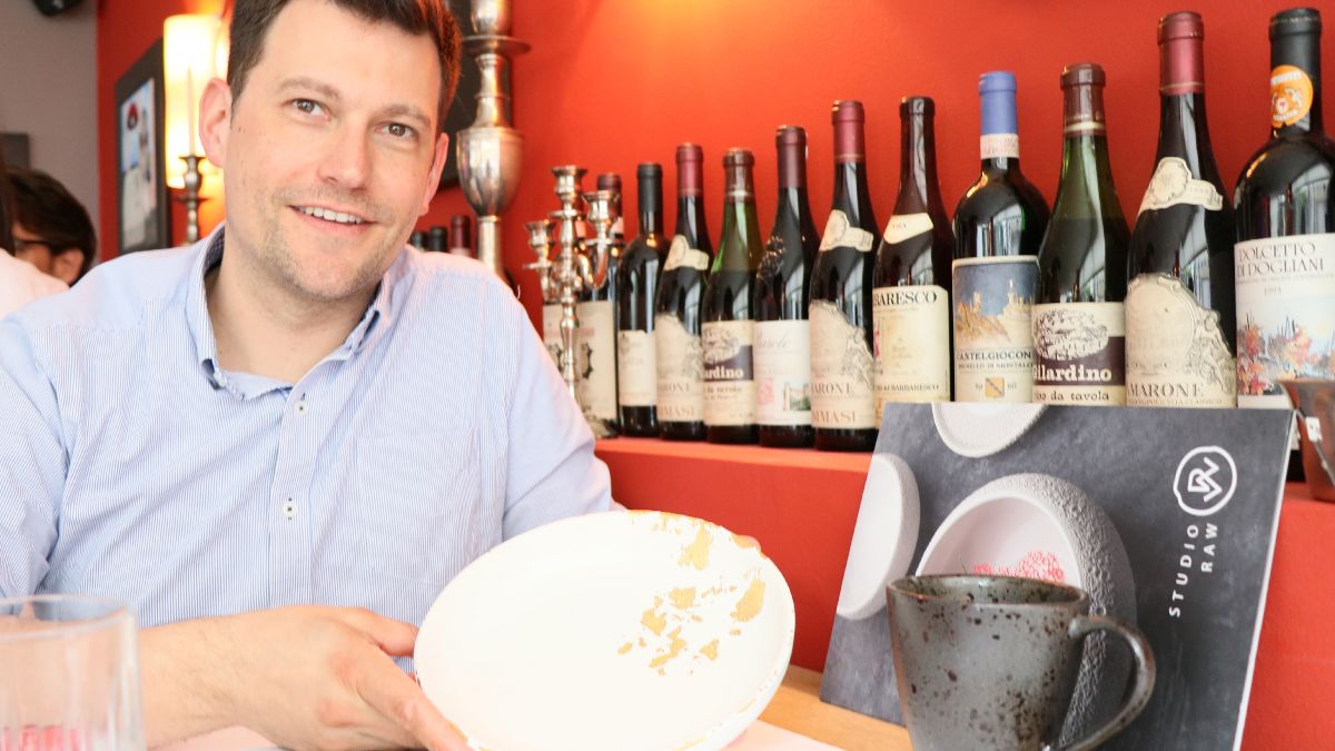 Bild des Gründers mit Geschirr