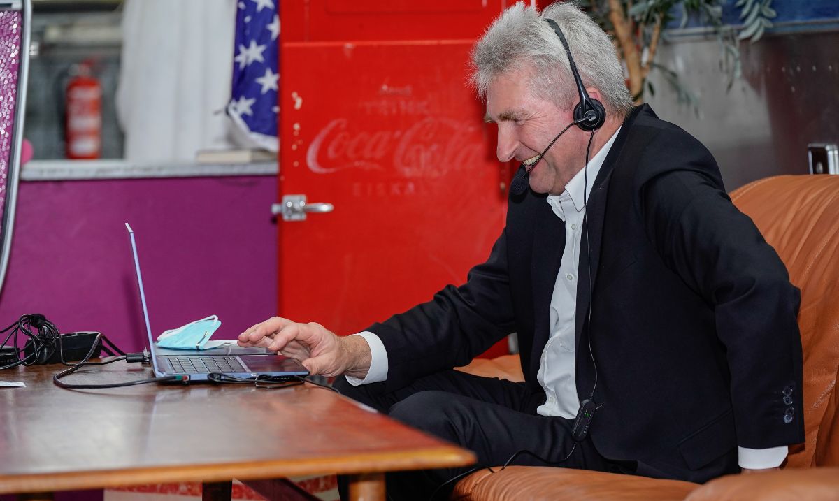 Wirtschafts- und Digitalminister Prof. Dr. Pinkwart im Austausch mit Gründerinnen und Gründern im Rahmen einer Barcamp-Session.