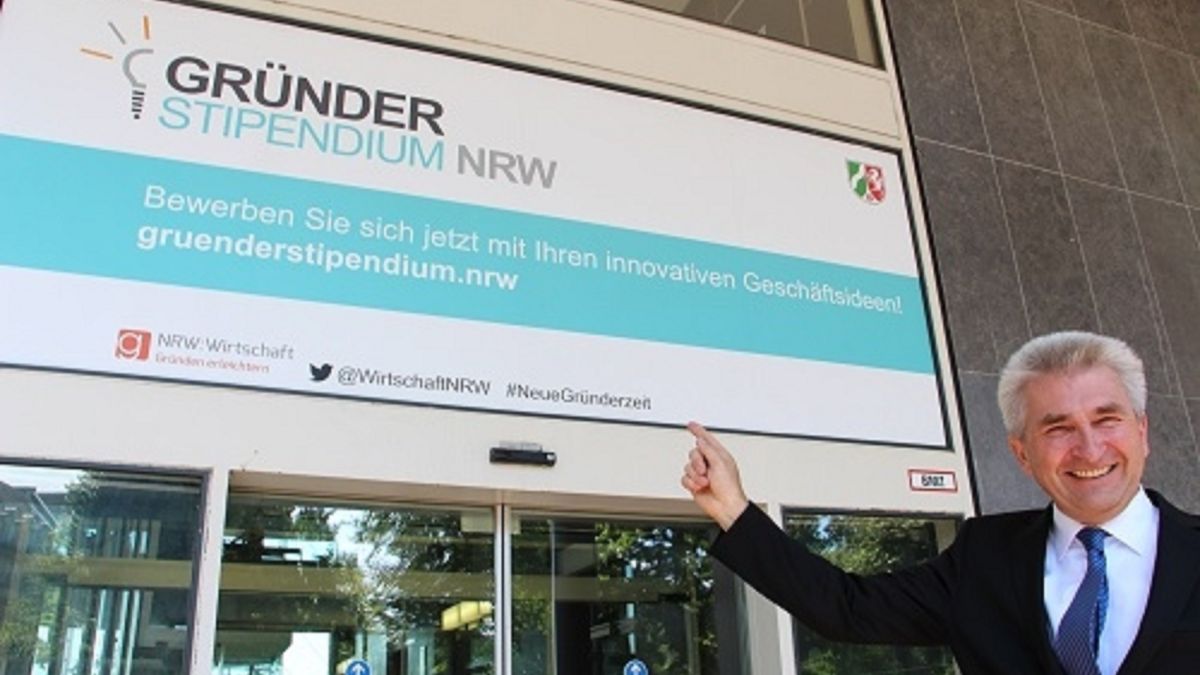 Der Minister vor der Türe des Büro des Gründerstipendiums