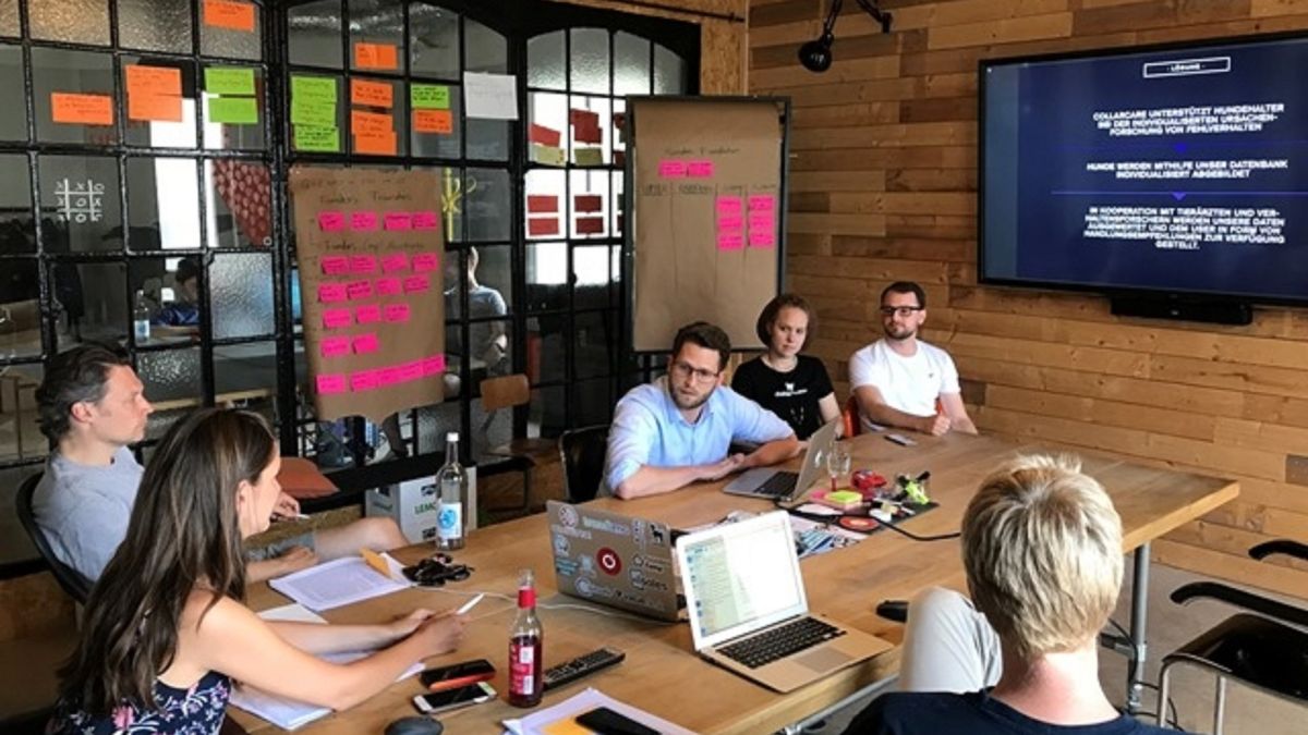 Jurymitglieder und die Gründer des Startups CollarCare bei der 1. Jurysitzung der Founders Foundation 