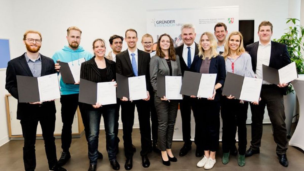 Gründer bei der Übergabe