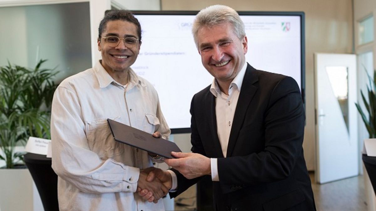 Bild vom Minister mit einem Stipendiaten