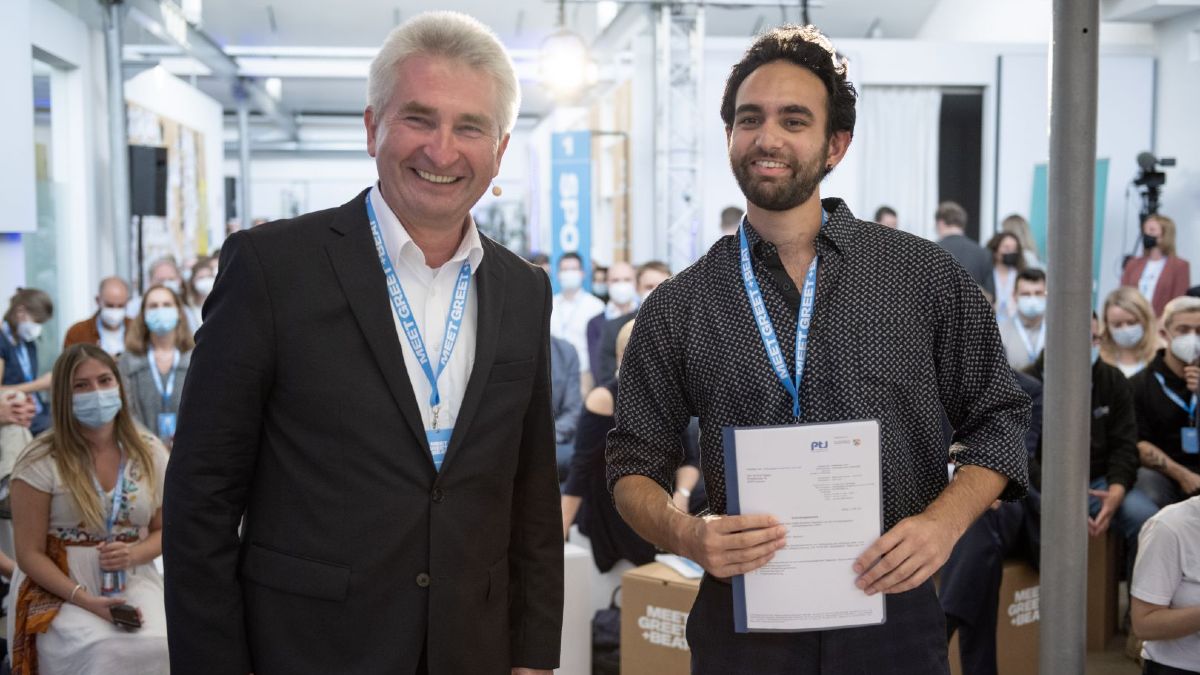 Bild vom Minister mit einem Stipendiaten