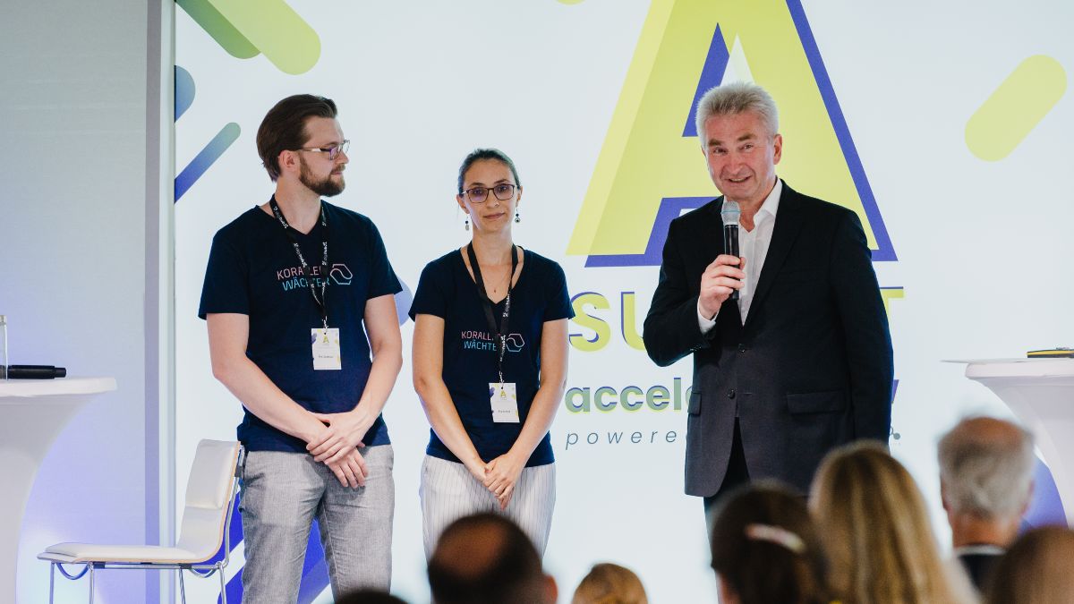 Wirtschafts- und Innovationsminister Prof. Dr. Andreas Pinkwart übergibt das 3.000. Gründerstipendium NRW an die Mitglieder des Start-ups Korallenwächter