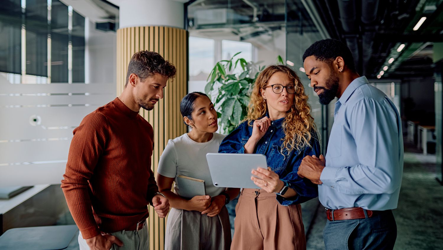 Menschen, die auf einen Bildschirm schauen